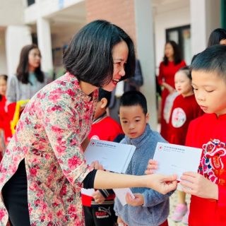 Các em học sinh có hoàn cảnh khó khăn nhận quà của các nhà hảo tâm nhân dịp Tết nguyên đán